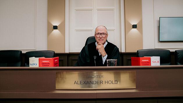 Zur&uuml;ck im TV-Rampenlicht: Der Fernsehrichter Alexander Hold &uuml;bernimmt auf dem Vorabend-Sendeplatz wieder die Sitzungsleitung.