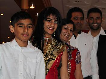 Eine neue Familie in der Stadt: Sohn Paramveer Singh (von links), Tochter Jasmeen Kaur Nagra, die Eltern Manjit Kaur und Surinder Pal Singh und Schwiegersohn Jaspreet Singh Nagra. Foto: Ulrike Müller