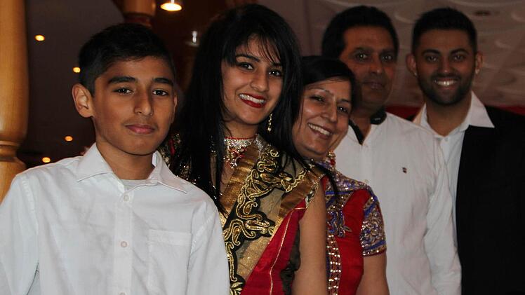 Eine neue Familie in der Stadt: Sohn Paramveer Singh (von links), Tochter Jasmeen Kaur Nagra, die Eltern Manjit Kaur und Surinder Pal Singh und Schwiegersohn Jaspreet Singh Nagra. Foto: Ulrike Müller