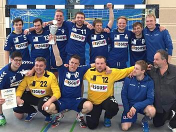 Die Niederlindacher Ingo Forstner, Björn Hauer, Marco Jonas, Robin Schmieding, Kevin Gumbert, Max Erhardt, Lukas Stübinger und Torben Schindler (hinten, v.l.) sowie Christian Rowold, Thomas Hutzler, Max Willert, Roland Schumann, Stefan Rühl und Trainer Detlev Hauer (vorn, v.l.) bejubelten den ersten Bezirkspokalsieg der Vereinsgeschichte.