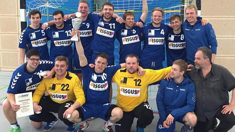 Die Niederlindacher Ingo Forstner, Björn Hauer, Marco Jonas, Robin Schmieding, Kevin Gumbert, Max Erhardt, Lukas Stübinger und Torben Schindler (hinten, v.l.) sowie Christian Rowold, Thomas Hutzler, Max Willert, Roland Schumann, Stefan Rühl und Trainer Detlev Hauer (vorn, v.l.) bejubelten den ersten Bezirkspokalsieg der Vereinsgeschichte.