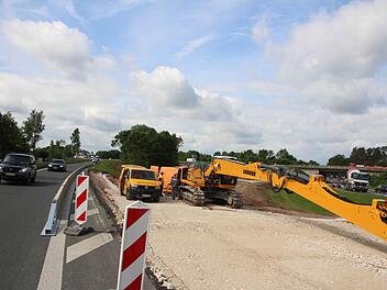 Noch etwa vier Wochen können die Autofahrer die reguläre Abfahrt Forchheim-Süd nutzen. Dann werden sie die A73 auf jener Rampe verlassen, die gerade gebaut wird. Foto: EkkehardRoepert