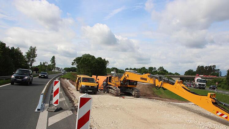 Noch etwa vier Wochen können die Autofahrer die reguläre Abfahrt Forchheim-Süd nutzen. Dann werden sie die A73 auf jener Rampe verlassen, die gerade gebaut wird. Foto: EkkehardRoepert