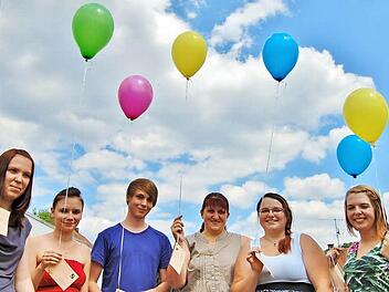 Eigenwillige Bewerbung um einen Arbeitsplatz: An jedem Ballon hing eine persönliche Bewerbungskarte eines Absolventen. Die Chancen der außerbetrieblich ausgebildeten Absolventen stehen nicht schlecht. Den besten Abschluss hat Betty-Sue Rose (rechts). Foto: Sigismund von Dobschütz