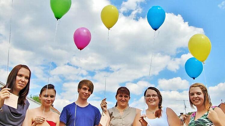 Eigenwillige Bewerbung um einen Arbeitsplatz: An jedem Ballon hing eine persönliche Bewerbungskarte eines Absolventen. Die Chancen der außerbetrieblich ausgebildeten Absolventen stehen nicht schlecht. Den besten Abschluss hat Betty-Sue Rose (rechts). Foto: Sigismund von Dobschütz