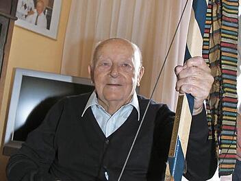 Otto Kohlschmidt legt auch mit 95 Jahren seine Teufelsgeige nicht aus den Händen. Früher wurde in der Katschenreuther Wirtschaft Herrmann groß aufgespielt - und am Kerwa-Montag platzte die Wirtschaft schon vormittags aus allen Nähten. Foto: Sonja Adam