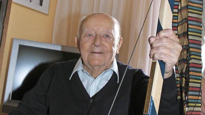 Otto Kohlschmidt legt auch mit 95 Jahren seine Teufelsgeige nicht aus den Händen. Früher wurde in der Katschenreuther Wirtschaft Herrmann groß aufgespielt - und am Kerwa-Montag platzte die Wirtschaft schon vormittags aus allen Nähten. Foto: Sonja Adam