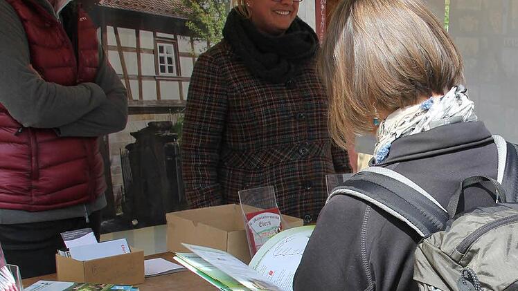 Die Stadträtinnen Karin Kaiser und Isabell Kuhn am TWG-Info-Stand.Foto: Ralf Kestel