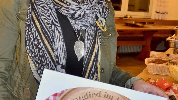 Die Grafikerin Babs Müller-Schleich hat das Logo des Vereins entworfen. Es zeigt ein Brotzeitbrettchen mit eingebrannter Signatur. Von den Anwesenden wurde das Logo sehr gelobt, viele nahmen sich entsprechendes Werbematerial mit. Foto: Kathrin Kupka-Hahn