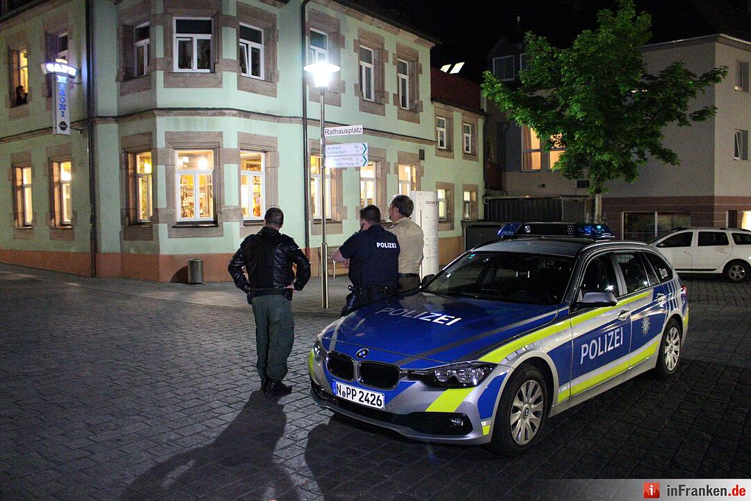 Mann mit Schusswaffe in Zirndorf gesehen – Passanten rufen Polizei