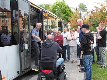 Eine ausklappbare Rampe macht es gehbehinderten Menschen leichter, in den Bus einzusteigen. Foto: Ulrike Müller