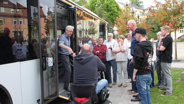 Eine ausklappbare Rampe macht es gehbehinderten Menschen leichter, in den Bus einzusteigen. Foto: Ulrike Müller