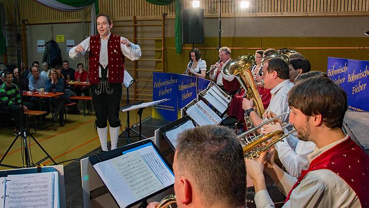 Florian Unkauf in seinem Element: der Dirigent des Blasorchesters "Böhmisches Fieber" gab in der TV-Halle in Augsfeld sein Abschiedskonzert.