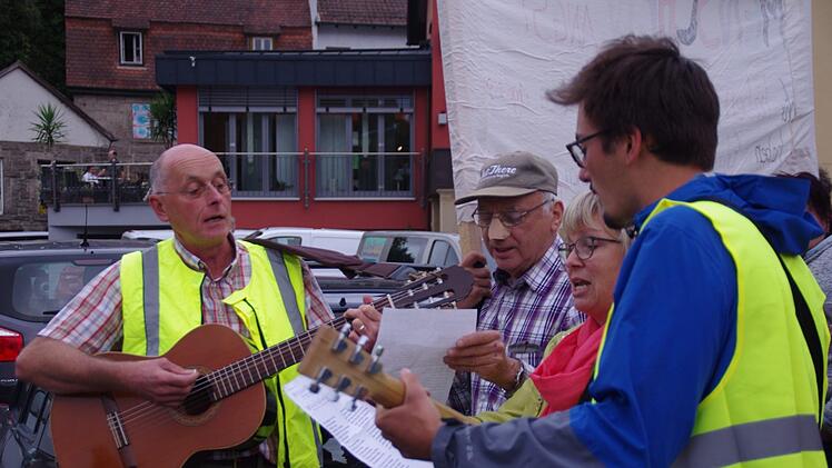 Am Montagabend (27. August) demonstrierten in Weißenbrunn rund 120 Menschen gegen die Gründung eines AfD-Ortsverbandes Kronach Stadt und  Land. Foto: Marco Meißner