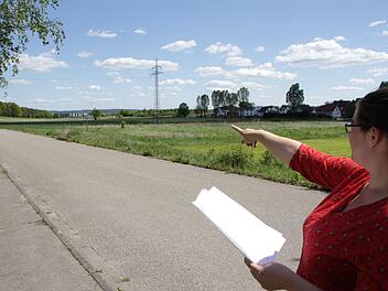 Kathrin Nißlein möchte keine Straße durch den Wiesengrund (rechts).  Foto: Andreas Dorsch