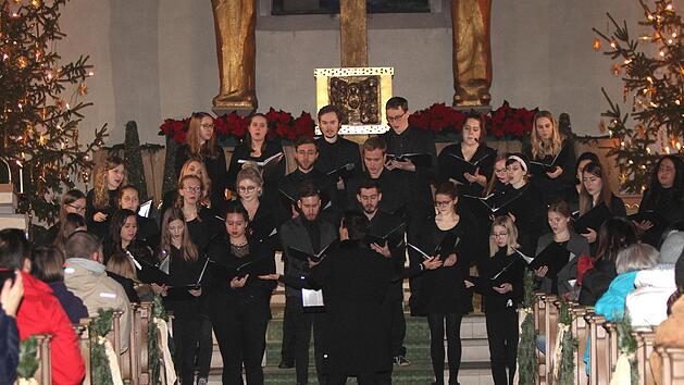Der Jugendchor "Cantarella" mit Dirigentin Sonja Wissm&uuml;ller begeisterte mit seiner Vielseitigkeit und seinem Schwung.  Fotos: G&uuml;nther Geiling