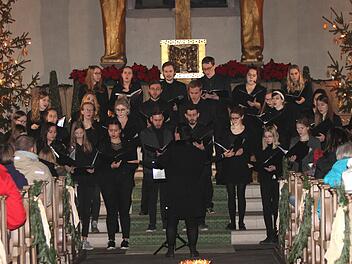 Der Jugendchor "Cantarella" mit Dirigentin Sonja Wissmüller begeisterte mit seiner Vielseitigkeit und seinem Schwung.  Fotos: Günther Geiling