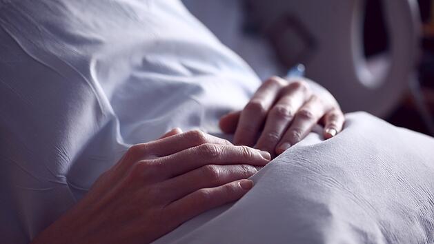 Krankenhausbesuch eskaliert - Mann attackiert ehemalige Partnerin (37)
