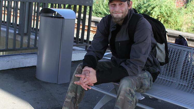 Marc Wallner ist der Küchenleiter der "Spinnstuben" in Mainleus. Er fährt jeden Tag von Kulmbach nach Mainleus und wurde überrascht vom Streik der Lokführer.  Doch er hatte Glück, denn  die  Agilis-Züge  sind vom Streik nicht betroffen.