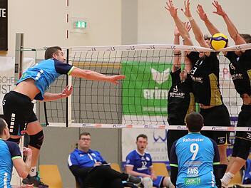 Marian Epple (am Netz) und die Hammelburg Volleys lieferten sich mit den Gothaern ein ausgeglichenes Spiel.