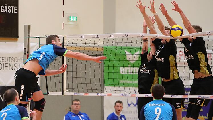 Marian Epple (am Netz) und die Hammelburg Volleys lieferten sich mit den Gothaern ein ausgeglichenes Spiel.
