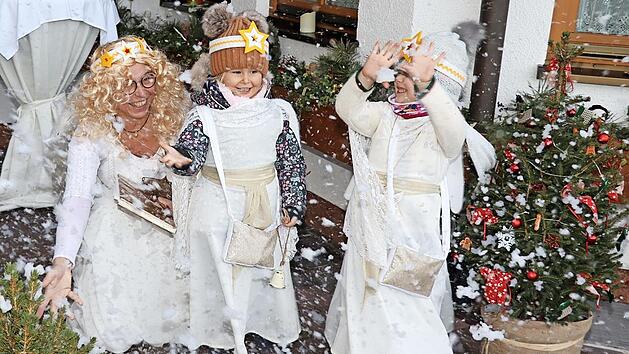 Die kleinen Weihnachtsengel Maja (Mitte) und Leni (rechts) mit Erwachsenenengel (Simone Seidel) beim Fototermin mit Schneefall der etwas anderen Art.