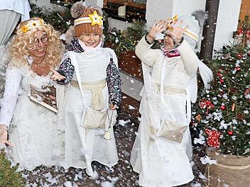 Die kleinen Weihnachtsengel Maja (Mitte) und Leni (rechts) mit Erwachsenenengel (Simone Seidel) beim Fototermin mit Schneefall der etwas anderen Art.