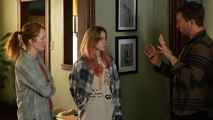 Oscar-Preisträgerin Julianne Moore (links) spielt die Mutter von Jungstar Sydney Sweeney im Apple-Film "Echo Valley". Hier erklärt ihnen Regisseur Michael Pearce eine Szene.