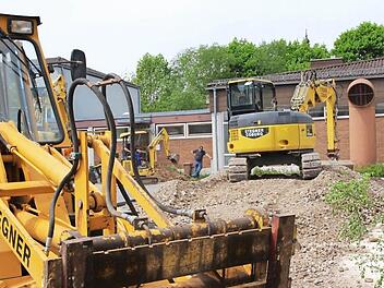 Jetzt rückten die Bagger an: Der Abriss des maroden Hallenbades hat begonnen. Dieser Standort soll künftig für ein Betreuungsgebäude für Schüler genutzt werden. Foto: Eckehard Kiesewetter