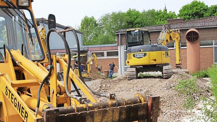 Jetzt rückten die Bagger an: Der Abriss des maroden Hallenbades hat begonnen. Dieser Standort soll künftig für ein Betreuungsgebäude für Schüler genutzt werden. Foto: Eckehard Kiesewetter