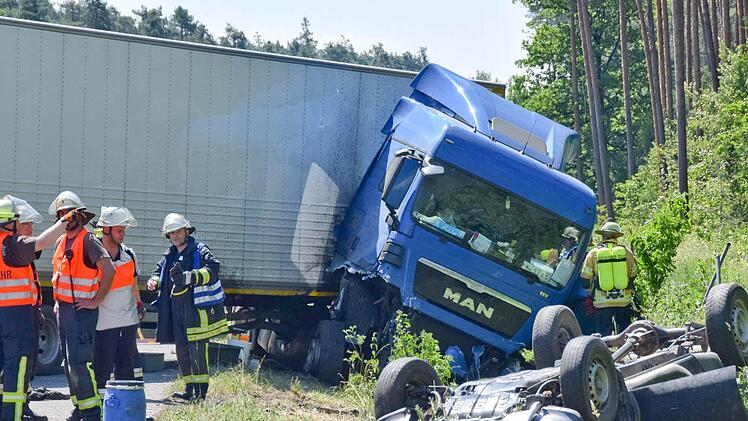 Der Fahrer des Autos hatte Glück, dass er ausgestiegen ist, nachdem er wegen einer Panne auf dem Seitenstreifen gehalten hat. Fotos: Ronald Rinklef