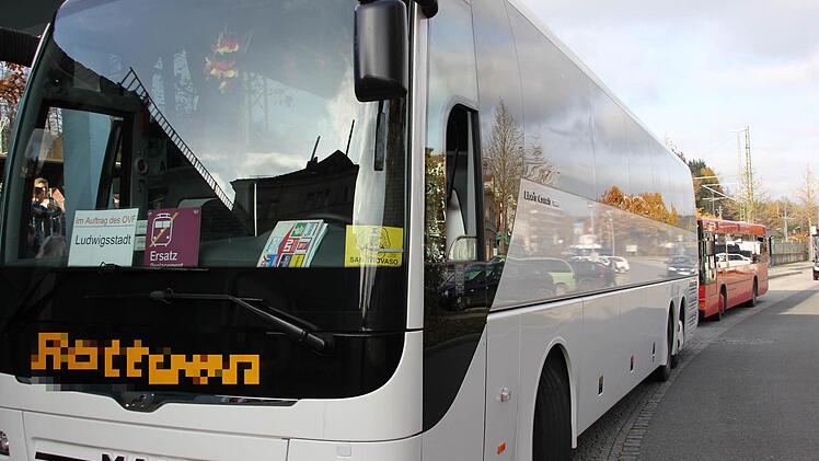 Zwei Busse nahmen Fahrgäste nach Ludwigsstadt (vorne) und Pressig (roter Bus hinten) auf. Foto: Friedwald Schedel