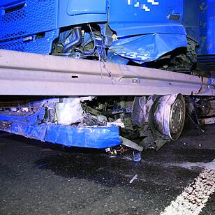 Lkw durchbricht Mittelschutzplanke auf A73