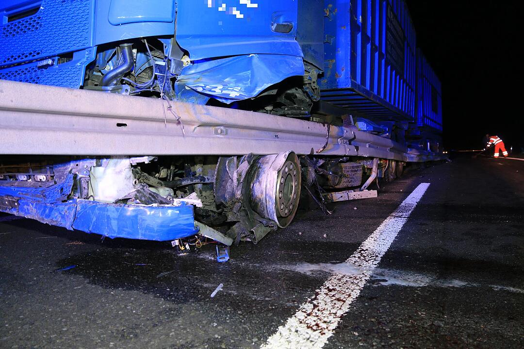 Lkw durchbricht Mittelschutzplanke auf A73