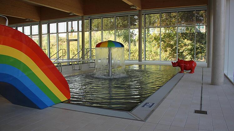 Regen-Pilz, Rutsche und Nashorn warten schon auf den planschenden Nachwuchs.