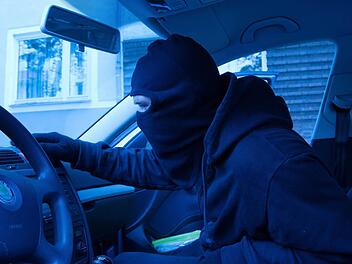 Drei Männer sollen zwölf Mal aus Autohäusern Fahrzeuge geklaut haben. Symbolfoto: Kai Remmers/dpa