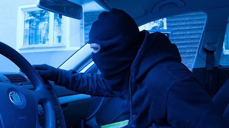 Drei Männer sollen zwölf Mal aus Autohäusern Fahrzeuge geklaut haben. Symbolfoto: Kai Remmers/dpa