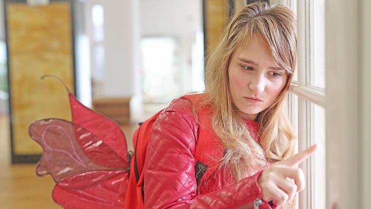 "Schlafen Fische?" - in Jens Raschkes Kinderstück spielt Anne Rieckhof die zehnjährige Jette. Die Aufführungen finden im Naturkundemuseuum statt. Foto: Hennig Rosenbusch