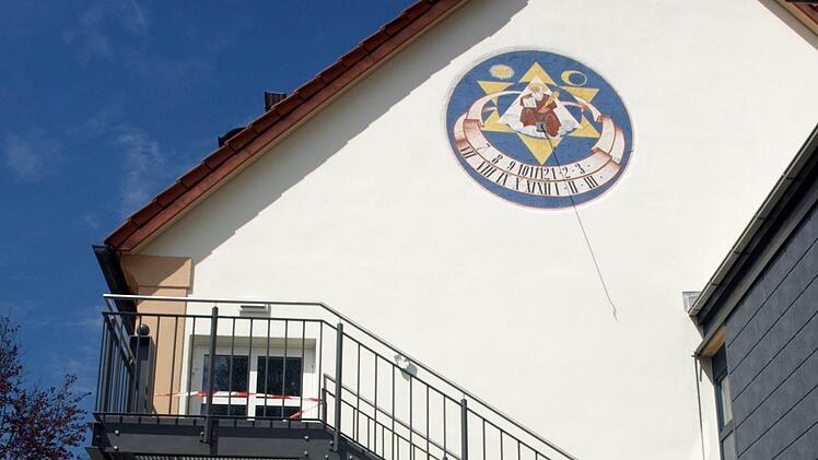 Als Flucht- und Rettungsweg aus dem Pfarrsaal wurde eine Treppe angebaut.
