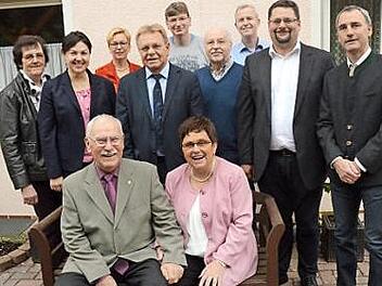 Mathilde und Hans Hutzl im Kreise der Gratulanten  Foto: K.-H. Hofmann