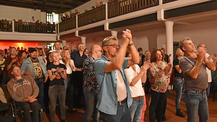 Das Publikum war begeistert vom Auftritt der Band "Century"s Crime" in der vollbesetzten Stadthalle in Haßfurt.