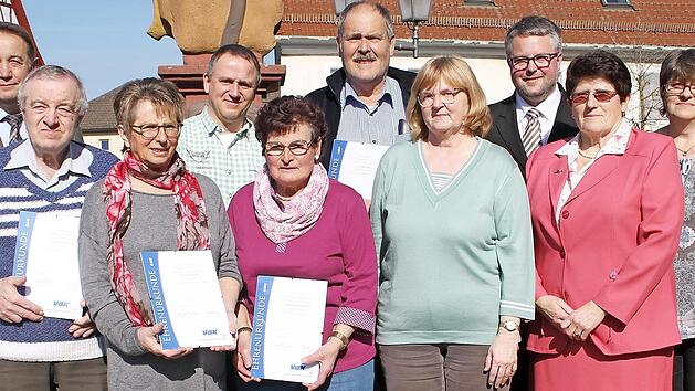 Ehrungsreigen beim VdK Kasendorf: Insgesamt 15 treue Mitglieder wurden für ihre Verbundenheit zum VdK ausgezeichnet. Im Bild (von links) Bürgermeister Bernd Steinhäuser, Günther Benker, Gisela Vogel, Winfried Gräf, Annelore Heierth, Andreas Reul, Schriftführerin Margot Hahn, Marc Benker vom Kreisverband, die bisherige Vorsitzende Gisela Bergmann und die stellvertretende Vorsitzende Iris Grieger Foto: Sonny Adam