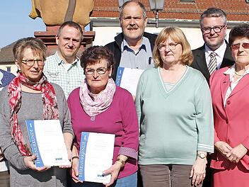 Ehrungsreigen beim VdK Kasendorf: Insgesamt 15 treue Mitglieder wurden für ihre Verbundenheit zum VdK ausgezeichnet. Im Bild (von links) Bürgermeister Bernd Steinhäuser, Günther Benker, Gisela Vogel, Winfried Gräf, Annelore Heierth, Andreas Reul, Schriftführerin Margot Hahn, Marc Benker vom Kreisverband, die bisherige Vorsitzende Gisela Bergmann und die stellvertretende Vorsitzende Iris Grieger Foto: Sonny Adam