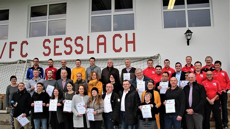 Gro&szlig; waren die Teilnehmerfelder bei den Titelk&auml;mpfen der Erwachsenen. Unser Bild zeigt die Stadtmeister zusammen mit B&uuml;rgermeister Maximilian Neeb und der Dritten B&uuml;rgermeisterin Renate Schubart-Eisenhardt.Hans Haberzettl