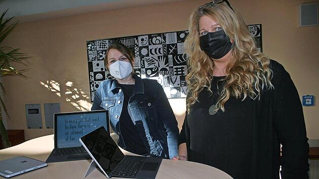 Alexandra Schyma und Manuela Oppel (von links) k&uuml;mmerten sich in den vergangenen Monaten um die technische Aufr&uuml;stung der Grund- und Mittelschule Bad Rodach.