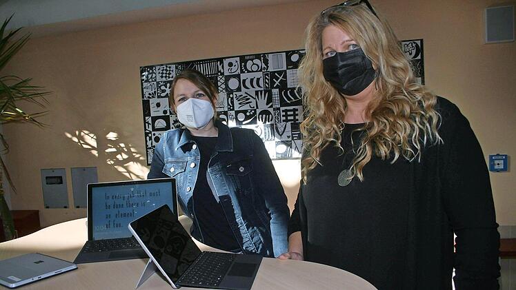 Alexandra Schyma und Manuela Oppel (von links) kümmerten sich in den vergangenen Monaten um die technische Aufrüstung der Grund- und Mittelschule Bad Rodach.