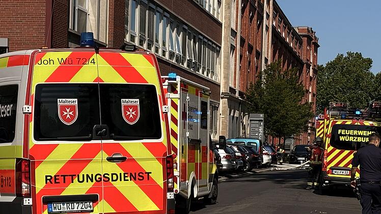 Dachpaneelen stehen in Flammen: Eine Person schwer verletzt