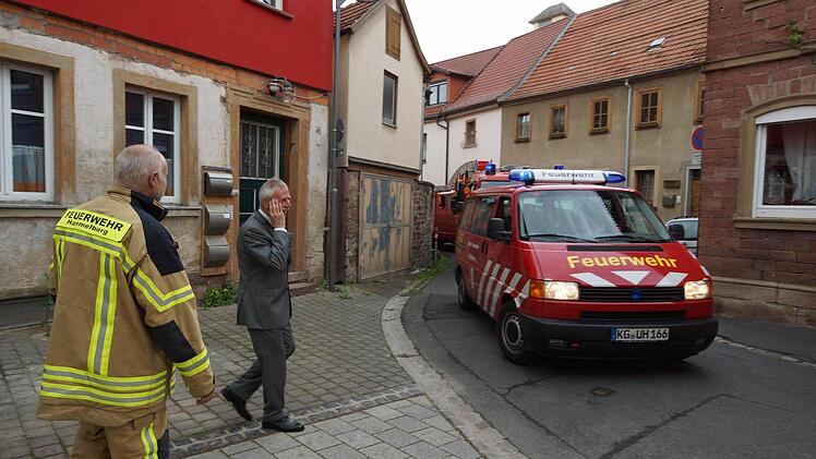 Die Feuerwehr fährt vor.