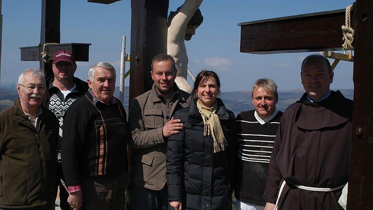 Erleichterung nach getaner Arbeit. Alles ist gut gegangen, alles hat geklappt, die Figuren sind wieder an den drei Kreuzen angebracht. Das Bild zeigt von links: Günter Metz, Wolfgang Nix (Kloster Kreuzberg), Egon Fries, Klaus und Heike Metz, Jochen Fries und Pater Stanislaus Wentowski. Fotos: Eckert