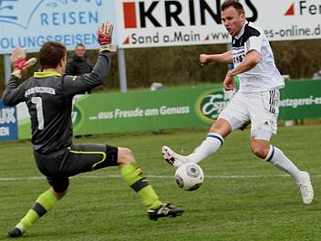 Seine Torgefährlichkeit will der Sander Thorsten Schlereth (rechts) auch gegen den TSV Karlburg unter Beweis stellen.